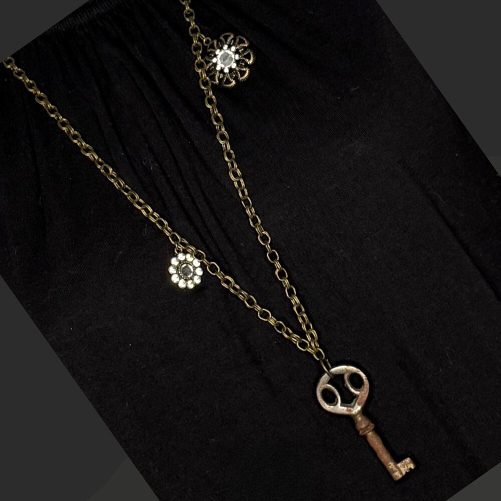 Vintage Key Pendant Necklace – Antique Brass Chain & Rhinestone Accents